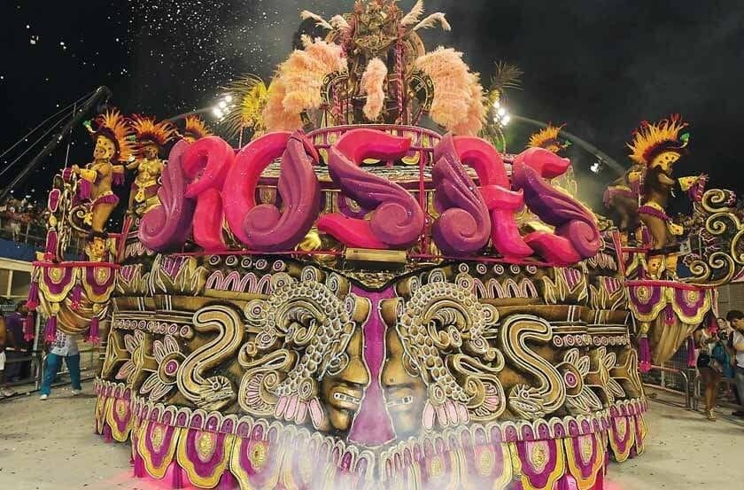 Carro alegórico em desfile de carnaval na Sapucaí.