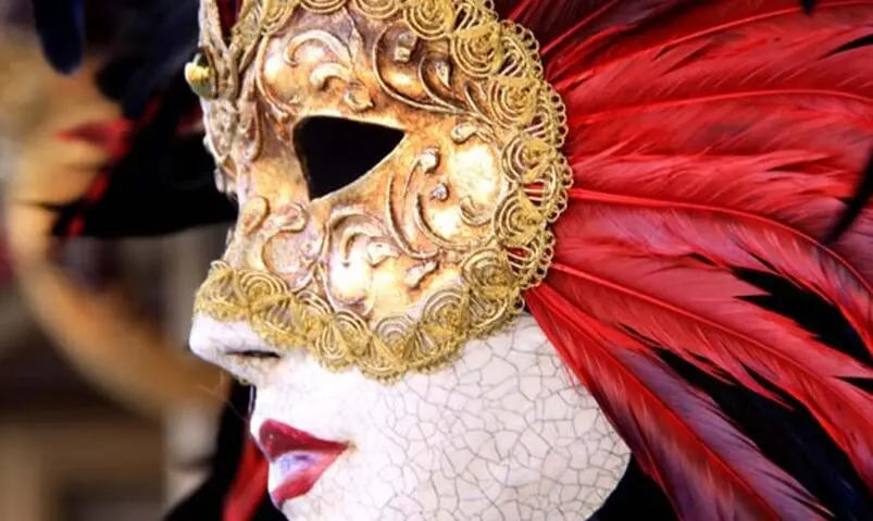 Mulher usando máscara carnavalesca.