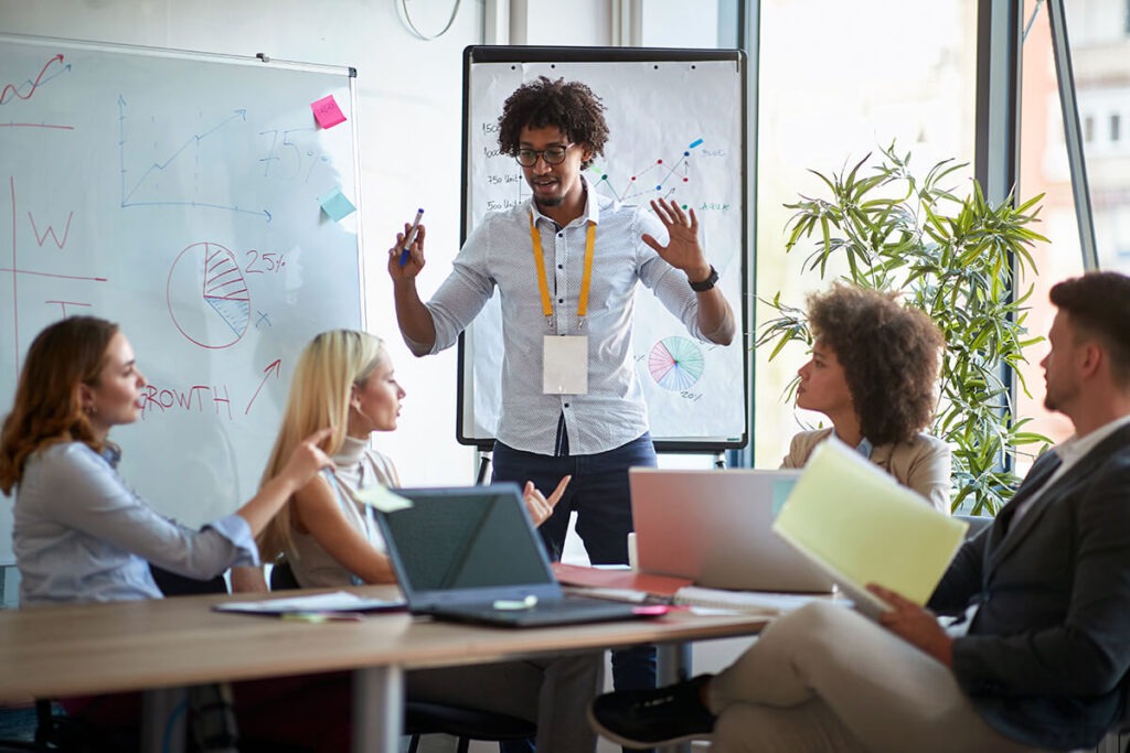 pessoas conversando em um ambiente de trabalho representando qualificação profissional