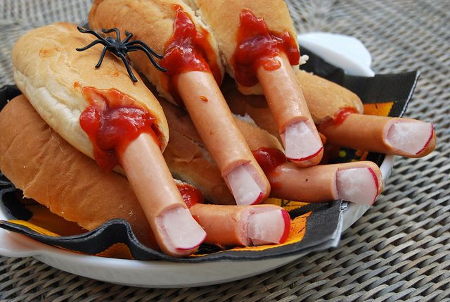 como organizar uma festa de halloween - cachorro quente em forma de dedo