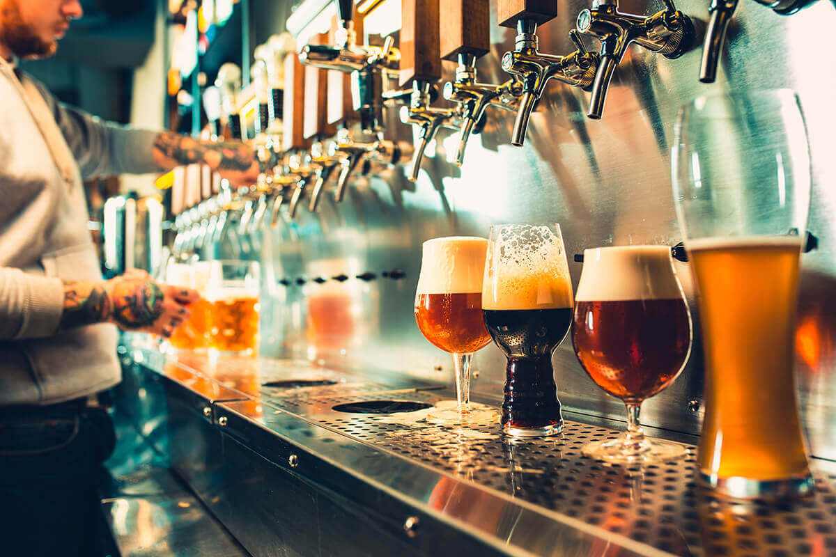Um guia dos principais tipos de cerveja artesanal. Na imagem, os tipos de cerveja em seus respectivos copos.