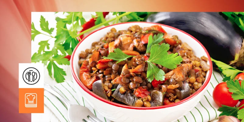 A imagem mostra um prato de lentilhas, alimento popular entre as comidas para réveillon.