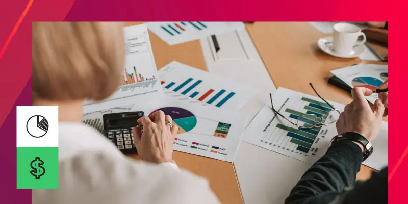 Na imagem, folhas de papel com gráficos e tabelas são usados para fazer a gestão financeira de um evento.