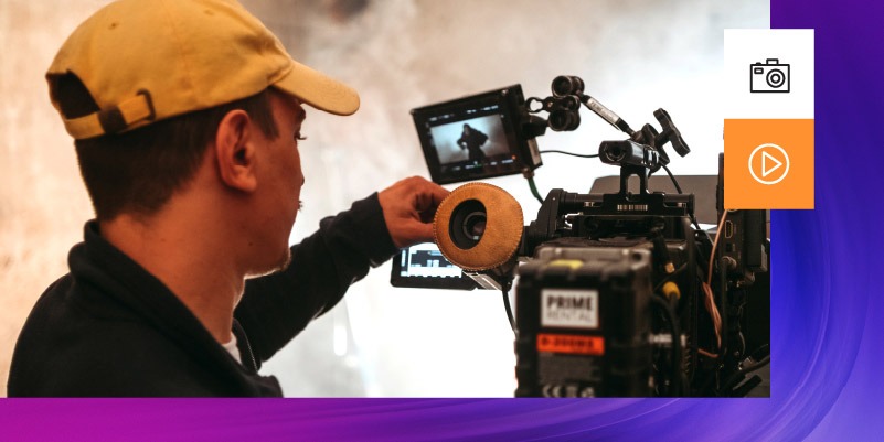 Na imagem, um homem opera uma câmera profissional e conduz uma estratégia de video marketing para eventos.