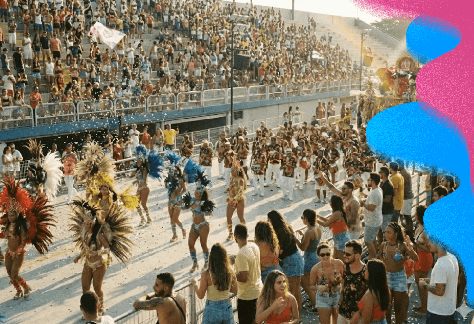 Escola de Samba do Rio Desfile de escola de samba no Sambódromo com passistas em fantasias de plumas, bateria e público nas arquibancadas ao fundo.