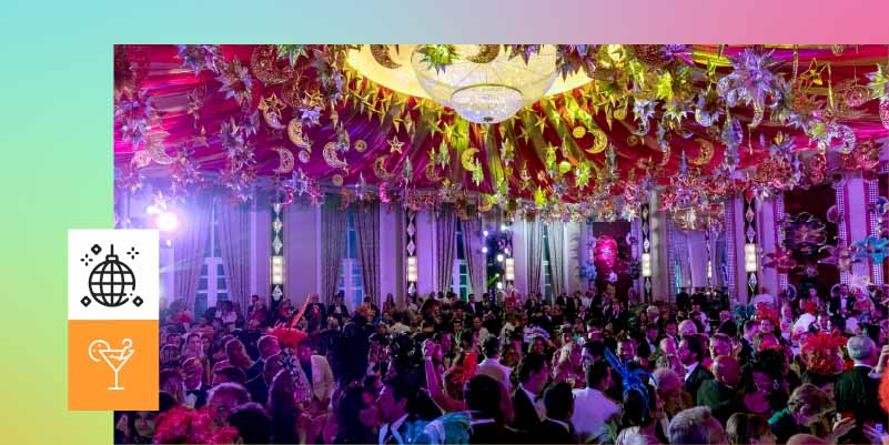 Imagem mostra uma salão de festas decorado para o Carnaval.