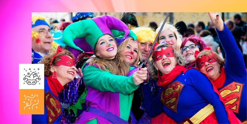 Imagem mostra um grupo de pessoas fantasiadas para o Carnaval tirando um selfie.