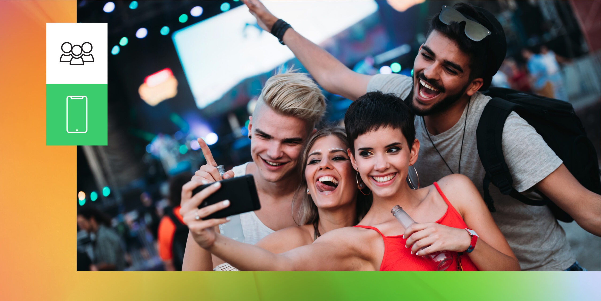 Grupo de quatro amigos posa para uma selfie em um show. Trata-se da prática de UGC, user generated content, o conteúdo gerado pelo participante.