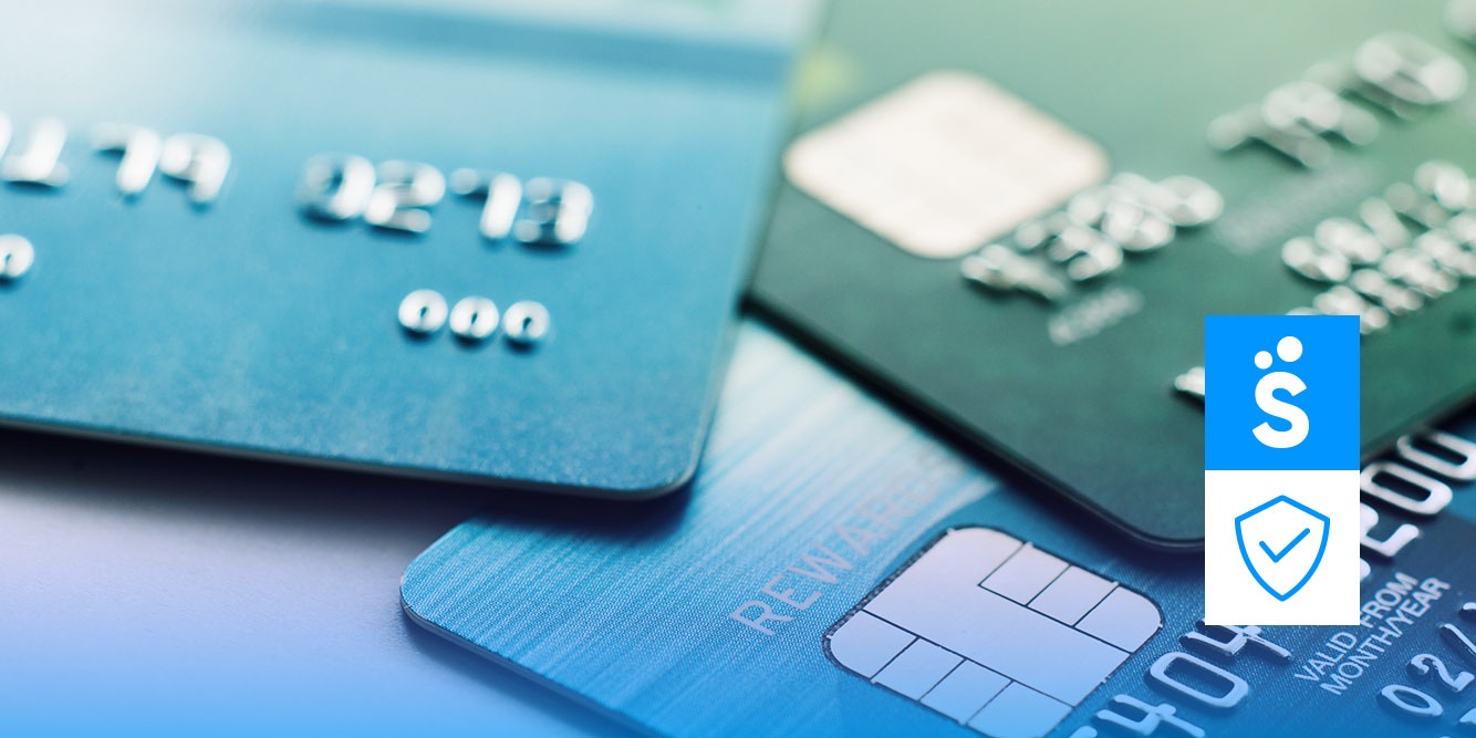 A imagem mostra três cartões de crédito, um apoiado sobre o outro.